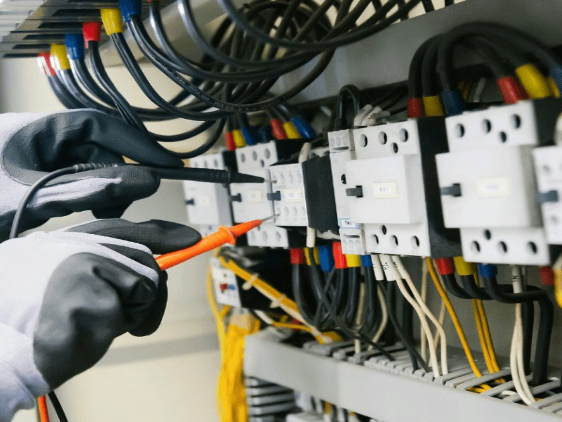 Dettaglio tecnico di componenti e cablaggi di un impianto elettrico